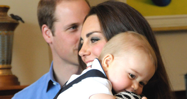 Первый официальный выход в свет принца Джорджа: пожевал мамины волосы и довел до слёз девочку