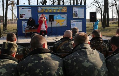 Харьковчане помогают защитникам границы концертами, ботинками и едой
