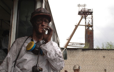 На Луганщине горный мастер за деньги разрешал курить в забое