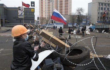 В Луганске митингующие согреваются костром, а россияне меняют рубли на водку