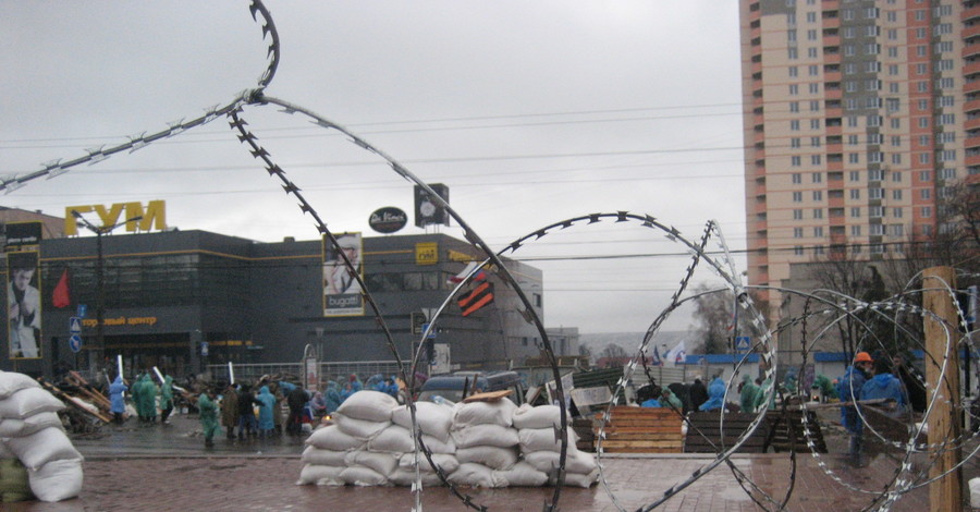 Под стенами захваченного Луганского СБУ выросло зеркальное подобие Евромайдана