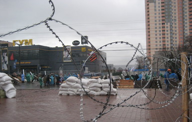 Под стенами захваченного Луганского СБУ выросло зеркальное подобие Евромайдана