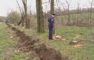 Милиция: на Хортице воровали трубу и тракторами громили древние могилы 