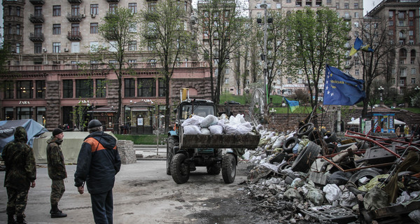 На Майдане хотели разобрать еще одну баррикаду