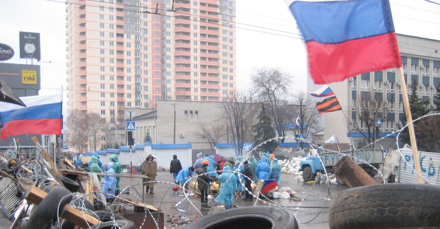 Митингующие у захваченного здания Луганского СБУ взяли таймаут