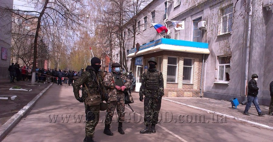 Российский флаг подняли над славянским райотделом милиции, начались потасовки