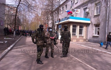 Российский флаг подняли над славянским райотделом милиции, начались потасовки