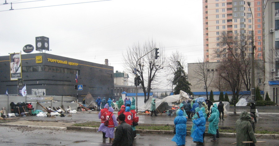 Люди в Луганском СБУ ждут новостей из Донецка