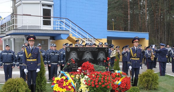 На месте расстрела гаишников установили мемориальную доску 