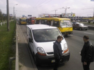 В Киеве автобус с людьми врезался в микроавтобус