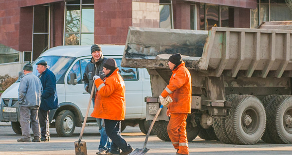 Ремонт дорог в Запорожье: денег на асфальт нет, а плитки хватит только до конца недели