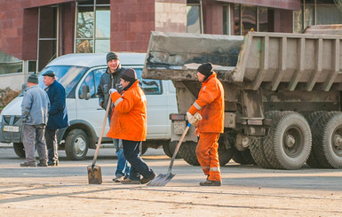 Ремонт дорог в Запорожье: денег на асфальт нет, а плитки хватит только до конца недели