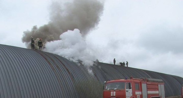 Во Львовской области сгорел ангар с машинами и спецтехникой