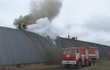 Во Львовской области сгорел ангар с машинами и спецтехникой