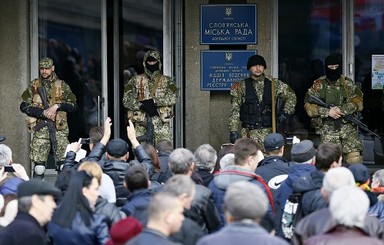 На площади в Донецке Януковича слушать не стали