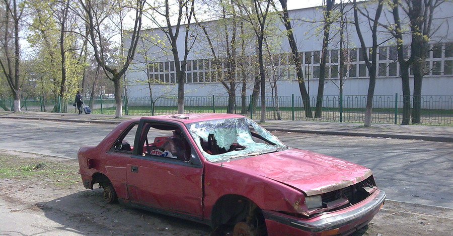 В Киеве не убирают брошенные машины