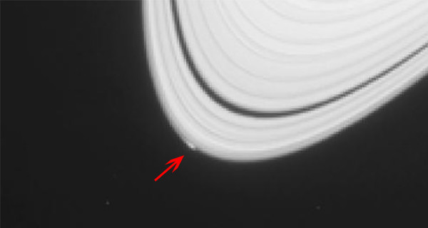 Ученые зафиксировали рождение нового спутника в кольцах Сатурна
