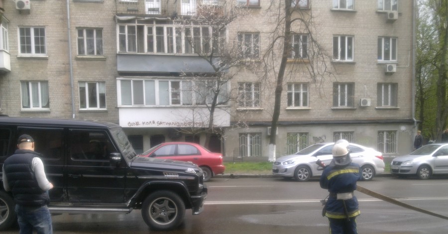 ДТП в Киеве: спасатели смывали бензин с дороги