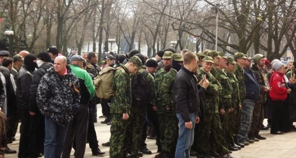Митингующие у Луганского СБУ ждут ответа на ультиматум губернатору