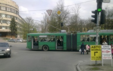 В Киеве пассажиров троллейбуса высаживают посреди перекрестка