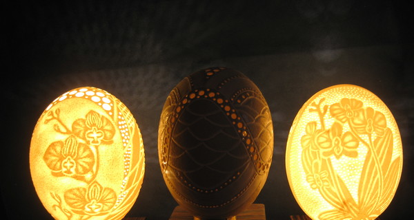 Мебельщик из Харькова создает из яиц бра и сувениры