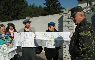Жены десантников, которые сдали оружие в Краматорске:  
