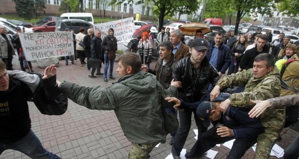 В Киеве подрались сторонники и противники МАФов 