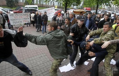 В Киеве подрались сторонники и противники МАФов 