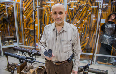 Умер владелец самой большой коллекции оружия в Украине