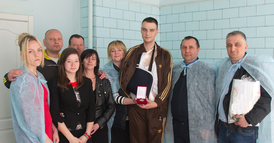 Курсанту, пострадавшему во время штурма харьковской обладминистрации, вручили награды