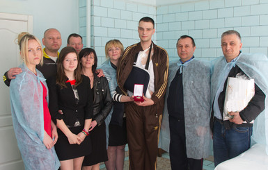 Курсанту, пострадавшему во время штурма харьковской обладминистрации, вручили награды