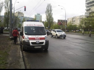 В Киеве девушка-водитель сбила пожилую женщину с ребенком