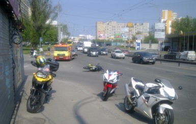 В Киеве маршрутка протаранила мотоцикл