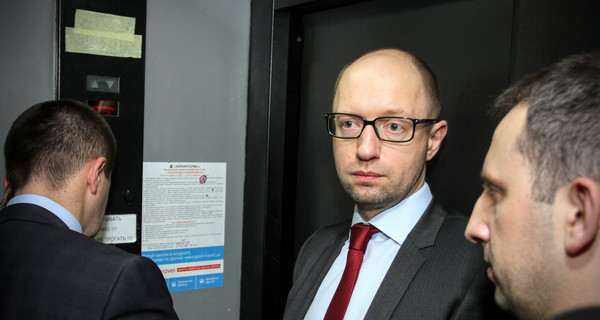 Яценюк встречал незваных гостей в застрявшем лифте 
