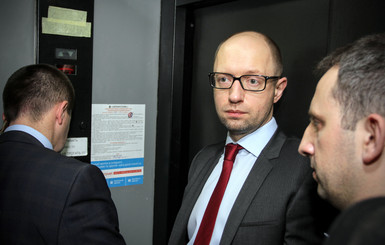 Яценюк встречал незваных гостей в застрявшем лифте 