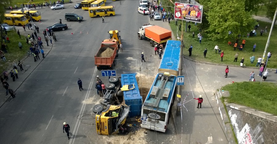 В Киеве грузовик с песком протаранил троллейбус