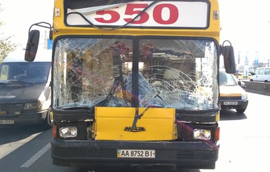 В Киеве автобус с пассажирами врезался в грузовик
