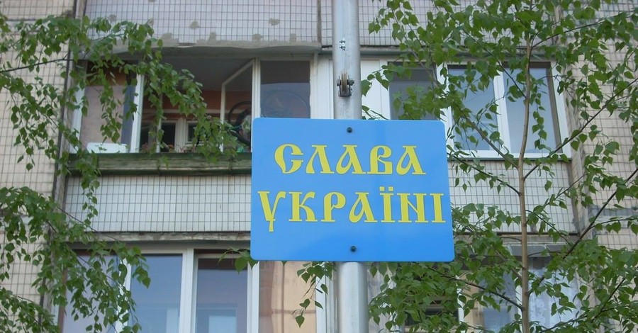 В киевском дворе установили флагшток с украинским стягом и гербом