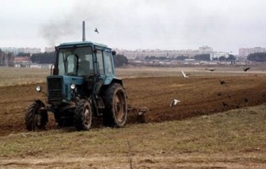 В Луганской области из-под земли забила нефть