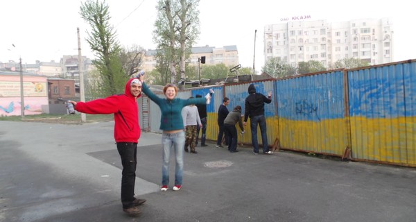 В Харькове желто-синими становятся столбы, люки и пешеходные 