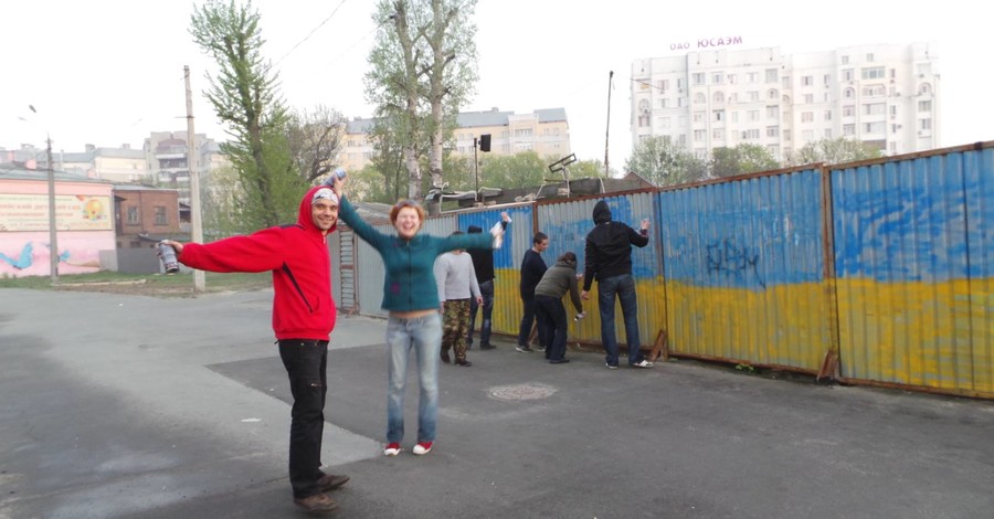 В Харькове желто-синими становятся столбы, люки и пешеходные 