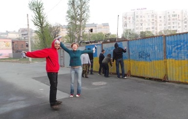 В Харькове желто-синими становятся столбы, люки и пешеходные 