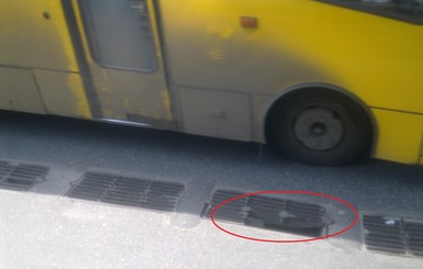 Киевлянин провалился в люк на остановке общественного транспорта