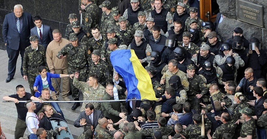 Кабмин штурмовала самооборона Майдана