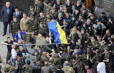 Кабмин штурмовала самооборона Майдана