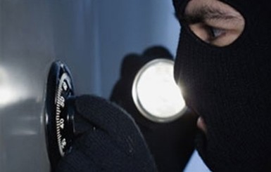 В Донецке 30 бандитов ограбили банк и взяли двоих заложников