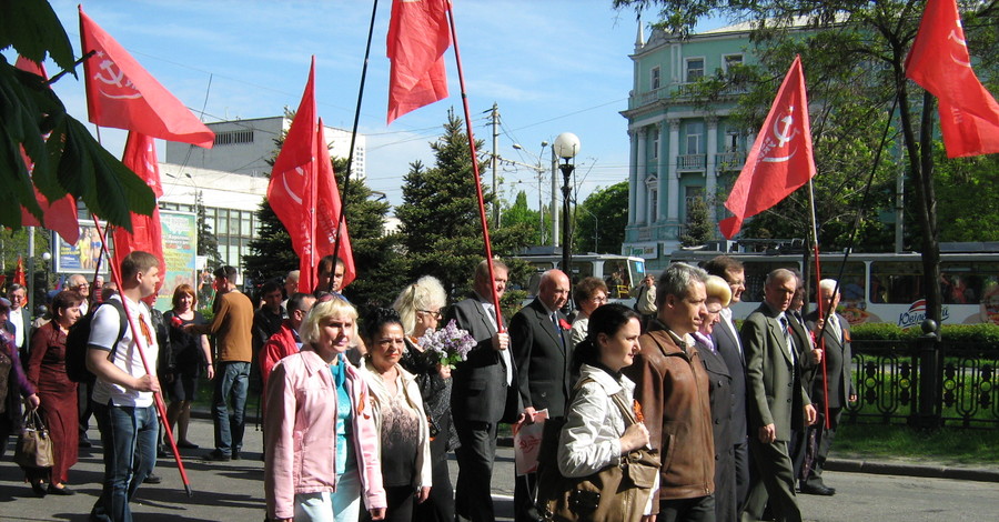Днепропетровские коммунисты митинговали возле портрета Ленина