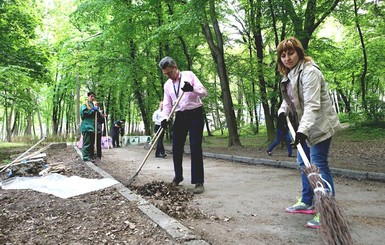 В Киеве посол США Джеффри Пайетт убрал мусор в парке 