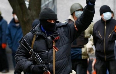 В Донецке демонстранты следят за тем, как армия входит в Славянск