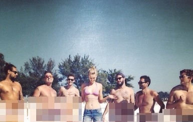 Девушка Ди Каприо устроила фотосессию с голыми мужчинами